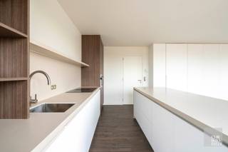 INDELINGDe gelijkvloerse verdieping beschikt over een inkomhal met een technische berging, evenals twee autostaanplaatsen: één onder de carport en...