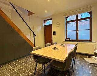 Deze woning bevindt zich op wandelafstand van het centrum van Ieper en is als volgt ingedeeld: de gelijkvloers bestaat uit een lichtrijke...