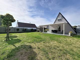 Deze instapklare en gemeubelde chalet, in volle eigendom en inclusief twee loten grond, werd volledig vernieuwd in 2012 en is rustig gelegen in het vakantiedomein Dunepark (recreatiegebied) te Oostduinkerke, op slechts 750 meter van het strand.<br />De woning omvat een lichtrijke leefruimte met zithoek en eetplaats, een volledig ingerichte open keuken en een aansluitende veranda. Verder beschikt de gelijkvloerse verdieping over een badkamer met douche en toilet. Op de verdieping bevinden zich twee slaapkamers. Buiten geniet u van een ruime, aangelegde tuin met tuinhuis en twee terrassen, waarvan één ruim overdekt terras. Daarnaast is er een aparte ingang aan de straatkant, die rechtstreeks toegang biedt tot het perceel zonder het vakantiedomein te hoeven betreden. Het domein beschikt over gemeenschappelijke parkeergelegenheid en diverse recreatieve faciliteiten, waaronder een zwembad, vijvers en speel- en sportvoorzieningen.
