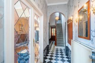 <p>Interesse in dit pand? Neem voor bijkomende informatie of het maken van een afspraak rechtstreeks contact op met Julie Meyers via <strong>+32 472 36 86 54</strong> of <strong>julie.meyers@copandi.be</strong>.</p><p></p><p>Deze woning geniet van een centrale ligging in Lier, met winkels, scholen, horeca en openbaar vervoer op wandelafstand. Ook de groene gordel rond Lier ligt vlakbij, ideaal voor een wandeling of fietstocht</p><p> </p><p>Bij het binnenkomen kom je in de inkomhal, die je verder naar de leefruimte brengt. Deze ruime kamer biedt voldoende plaats om zowel een comfortabele zithoek als een gezellige eetplaats in te richten. Aansluitend bevindt zich de keuken, die is uitgerust met een kookplaat met dampkap, oven, koelkast en dubbele spoelbak.</p><p> </p><p>Achter de keuken bevindt zich een praktische berging. Deze ruimte beidt niet alleen extra plaats voor voorraad en allerhande spullen, maar beschikt ook over een tweede toegang tot de woning via de Hazenstraat. Hierdoor is dit een bijzondere praktische ruimte voor bijvoorbeeld het stallen van fietsen.</p><p>Verder bevindt zich de badkamer. Deze is uitgerust met een combinatie van bad en douche, een lavabo en een toilet.</p><p> </p><p>Via de trap bereiken we de eerste verdieping, waar twee slaapkamers zijn. Een verdieping hoger bevindt zich de derde slaapkamer.</p><p> </p><p>De woning is te renoveren en biedt dan ook een mooie kans om de ruimtes verder aan te pakken en helemaal naar eigen smaak in te richten. De ruime leefruimte, drie slaapkamers en praktische berging met een extra toegang langs de Hazenstraat vormen alvast een goede basis.</p><p> </p><p>Op deze woning is de renovatieverplichting van toepassing.</p><p> </p><p>✅ Centrale ligging in Lier</p><p>✅ 3 slaapkamers</p><p>✅ Praktische bering met extra toegang</p><p>✅ Groene omgeving vlakbij</p><p>✅ Mogelijkheid om de woning volledig naar eigen smaak te renoveren</p>