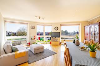 Dit bijzonder zonnig appartement, gelegen op de tweede verdieping, geniet van een gunstige ligging met alle voorzieningen zoals winkels, scholen...