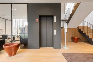 Volledig gerenoveerd historisch gebouw gelegen in het centrum van Westmalle. Hier is het mogelijk een kantoorruimte te huren met een...