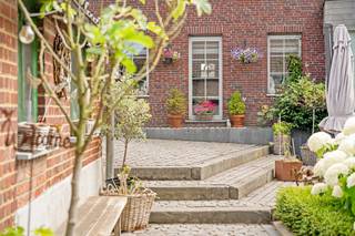 À vendre : propriété unique avec B&B et habitation privée, idéalement située à MaterSituée dans un environnement exceptionnellement calme et verdoyant à Mater, cette propriété de caractère comprend un B&B entièrement aménagé ainsi qu’une habitation privée distincte.La maison bénéficie d’une magnifique vue panoramique sur les Ardennes flamandes.Qu’est-ce qui rend ce bien unique ?L’habitation privée est entièrement séparée de la partie B&B et comprend un espace de vie ouvert avec salon, salle à manger et cuisine entièrement équipée, complété par trois chambres à coucher spacieuses et une salle de bains. Elle dispose également d’un grenier offrant des possibilités d’aménagement ainsi que d’une cave.La partie B&B comprend quant à elle quatre chambres d’hôtes lumineuses, chacune avec sa propre salle de bains. On y trouve également une vaste salle de petit-déjeuner commune avec cuisine ouverte et coin salon, où de grandes baies vitrées offrent une vue imprenable sur les champs environnants. Un espace de stationnement suffisant est également prévu.La combinaison d’un B&B prêt à l’emploi, d’une habitation séparée et d’une situation exceptionnelle fait de cette propriété un bien particulièrement polyvalent avec un fort potentiel.Il existe en outre la possibilité de transformer l’ensemble en habitation unifamiliale complète (sous réserve d’obtention des autorisations nécessaires).Pour qui ce bien est-il idéal ?Idéal pour les entrepreneurs, les investisseurs ou les amateurs d’un certain art de vivre souhaitant combiner habitation et activité professionnelle dans un environnement unique et attrayant sur le plan touristique.À vendre via Immo Beguin, votre expert immobilier depuis 2009, avec des agences à Renaix, Waregem, Courtrai, Deinze, Tournai et Lessines.Visites sur rendez-vous via : info@immobeguin.be