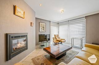 Dit ruime appartement met <strong>twee</strong> <strong>slaapkamers</strong> is gelegen op een <strong>rustige</strong> <strong>locatie</strong>, op <strong>wandelafstand</strong> van het <strong>strand</strong> en de duinen. De <strong>lichtrijke</strong> <strong>leefruimte</strong> geniet van <strong>grote</strong> <strong>raampartijen</strong> en biedt een aangename woonbeleving in een kalme omgeving. Aansluitend bevindt zich een <strong>volledig</strong> <strong>geïnstalleerde</strong> <strong>keuken</strong>, voorzien van alle comfort.<br /><br />Verder beschikt het appartement over een praktische <strong>berging</strong> met <strong>aansluiting</strong> voor <strong>wasmachine</strong> en plaats voor een <strong>droogkast</strong>, een <strong>apart</strong> <strong>toilet</strong> en een <strong>ruime</strong> <strong>badkamer</strong> met <strong>ligbad</strong>. De twee slaapkamers bieden voldoende ruimte en licht, ideaal voor vaste bewoning, investering of als tweede verblijf. Het <strong>hoekterras</strong> vormt een echte troef.<br /><br />Het appartement bevindt zich op de <strong>derde</strong> <strong>verdieping</strong> en is vlot bereikbaar met de <strong>lift</strong>. De <strong>individuele</strong> <strong>verwarming</strong> op <strong>gas</strong> zorgt voor efficiënt en comfortabel wonen.<br />Een bijkomend pluspunt is de ruime, <strong>privatieve</strong> <strong>berging</strong> op het gelijkvloers van maar liefst <strong>30 m²,</strong> uitgerust met <strong>sanitaire</strong> <strong>voorzieningen</strong>, <strong>verwarming</strong> en <strong>twee</strong> <strong>ramen</strong> — perfect bruikbaar als hobbyruimte, werkatelier of extra opslagruimte.