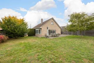 <h2><span>Ruime open bebouwing op prachtig perceel in Ranst – Oude Vaartstraat 15</span></h2><p><span>Ontdek deze charmante open bebouwing in een groene en kindvriendelijke buurt te </span><span>Ranst</span><span>.<br />Deze woning biedt alles wat je zoekt: </span><span>ruimte, privacy, en potentieel</span><span> – perfect voor wie op zoek is naar een warme thuis met karakter én mogelijkheden.</span></p><h3><span>Troeven:</span></h3><ul><li><span>Ruim perceel</span><span> met prachtige tuin – ideaal voor gezinnen of tuinliefhebbers</span></li><li><span>Vrijstaande woning</span><span> met veel natuurlijke lichtinval</span></li><li><span>4 slaapkamers</span><span>, waarvan 3 dubbelbedwaardige</span></li><li><span>Lichtrijke leefruimte</span><span> met gezellige zithoek en eetplaats</span></li><li><span>Inpandige garage + oprit met meerdere staanplaatsen</span></li><li><span>Grote tuin met terras</span><span> </span></li><li><span>Locatie</span><span>: dicht bij winkels, scholen en invalswegen (E313 – Antwerpen/Lier)</span></li><li><span>Mits kleine investering: </span><span>EPC B </span><span>(EPC-simulatie)</span></li></ul><p><span> </span></p><h3><span>Indeling</span><span>:</span></h3><p><span>Gelijkvloers:</span></p><p><span>Lichtrijke leefruimte met aanpalende keuken en extra bergruimte. <br />2 slaapkamers.<br />Badkamer met bad, douche, lavabomeubel en toilet.</span></p><p><span>Eerste verdieping:</span></p><p><span>2 zeer ruime kamers met overloop.</span></p><p><span> </span></p><p><span>Vrijblijvend advies met gratis schatting? Aarzel niet ons te contacteren. </span></p><p><span> </span></p><p><span>Chiara Cop<br /><span>Chiara@Home4you.be</span></span><span> <br />+32 475 34 05 70<br />7/7 Bereikbaar <br /> </span></p>