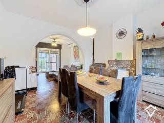 Deze stevige, karaktervolle woning is gelegen in de Houthulststraat te Staden. Op een boogscheut gelegen van het centrum Staden waar tal van voorzieningen gelegen zijn waaronder lokale bakkerijen, bibliotheek en sportcentra. <br /><br />De indeling is als volgt: parking aan voorzijde - inkomhal - droge kelder - berging met apart toilet - ruime, uitgeruste keuken met eiland - lichtrijke leefruimte - terras - ruime tuin - tuinberging - diepe garage voor +- twee voertuigen. <br />Eerste verdiep: nachthal - 3 ruime slaapkamers - badkamer met ligbad, douche en toilet (verder af te werken). <br />Er is toegang via een vaste trap naar de volledig vernieuwde zolder (dak, isolatie, pannen en onderdak). Hiervan kan zeker nog een 4e alsook 5e slaapkamer gemaakt worden! <br /><br />Troeven: <br />- Attest goedgekeurde elektriciteit aanwezig<br />- EPC: B! <br />- Zonnepanelen en airco's aanwezig!<br />- Nieuwe hoogrendementsketel met overal centrale verwarming op aardgas <br />- Volledig vernieuwd hoogrendementsglas (met rolluiken), dak(isolatie), spouwmuurisolatie, rolluiken etc. <br />- Prachtig uitzicht vanuit de tuin<br />- Voldoende parkeergelegenheid<br />- 4e en/of 5e slaapkamer mogelijk op de zolder<br /><br />Contacteer ons vandaag nog gerust voor meer info!