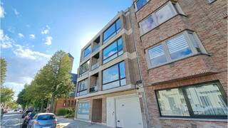 GARAGE te huur in residentie Canada op een uitstekende ligging in Kristus-Koning, een aangename en gezinsvriendelijke residentiele woonwijk vlakbij het centrum van Brugge.  **    **  Beschikbaar  Onmiddellijk vrij !  **
