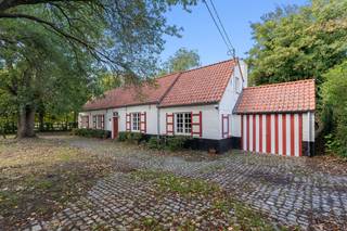 Charmante woning op ruim perceel van +/-3.150 m² omgeven door groen en met prachtige open zichten.De woning werd goed onderhouden en de afgelopen...