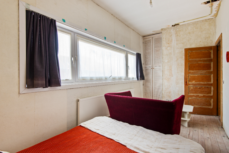 Gunstig gelegen, verder af te werken rijwoning met 3 SLK, tuin &amp; oprit - foto 2