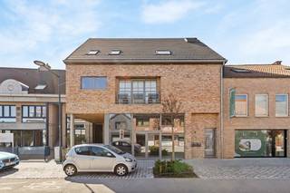Op een strategische locatie in het hart van Keerbergen bevindt zich deze ruime en nog naar eigen wens in te richten handelsruimte. Dankzij de centrale ligging geniet u van een uitstekende bereikbaarheid, met winkels, scholen en openbaar vervoer op wandelafstand.<br /><br />Het handelsgelijkvloers kenmerkt zich door een aangename lichtinval, mede dankzij de grote raampartijen die zorgen voor een open en uitnodigende uitstraling. Bovendien is er voldoende parkeergelegenheid beschikbaar, zowel achter het gebouw als op het nabijgelegen gemeenteplein. Wil je graag meer zien? Bekijk dan alvast hier onze video!<br /><br />Dit is een uitstekende opportuniteit als u op zoek bent naar een handelsgelijkvloers met veel mogelijkheden op een toplocatie. Contacteer ons op 0479 13 63 69 of neem een kijkje op www.boonstravastgoed.be . <br /><br />Bijzonderheden:<br />- 389 m²<br />- Lichtrijk<br />- Centrum Keerbergen