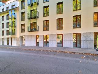 Vous recherchez un espace de bureau prêt à emménager dans le centre de Gand ? Cet espace à la décoration moderne de la Residentie Canal House, conçu par Robbrecht & Daem, offre un environnement de travail élégant et professionnel dans un emplacement privilégié. L'espace de bureau ouvert est lumineux, entièrement meublé et équipé de placards intégrés. En outre, il y a une kitchenette privée avec four micro-ondes et réfrigérateur, des toilettes séparées et un débarras pratique.L'emplacement est idéal : à distance de marche du centre historique et facilement accessible en vélo, en transports en commun ou en voiture. Pour ceux qui arrivent en voiture, deux places de parking souterraines peuvent être louées en option. L'espace extérieur commun constitue un avantage supplémentaire.Surface :Bureau (rez-de-chaussée) : 113 m²Spécifications :- Éclairage LED- Prêt à emménager- Chauffage au gaz naturel- Coin cuisine - Sanitaire- MeubléDisponibilité :Disponible immédiatement.Êtes-vous intéressé par ce bureau à louer dans le centre de Gand, sur la Coupure ? N'hésitez pas à nous contacter au 09 245 35 35 ou à business.gent@dewaele.com