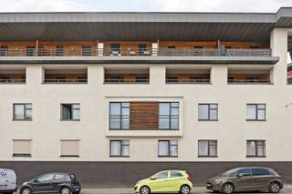 Immo Pické biedt u dit uiterst gunstig gelegen appartement aan in Anderlecht, gelegen in de nabijheid van scholen, winkels, openbaar vervoer, invalswegen en alle voorzieningen. Dit recent appartement (2012) bestaat uit een inkomhal, een ruime woonkamer met open keuken (volledig geïnstalleerd), een wasplaats/berging, een nachthal, een WC, 3 ruime slaapkamers (16 m², 12 m², 9,50 m²), een badkamer (bad, dubbele lavabo en WC) en een tweede badkamer (douche en lavabo). Dit appartement beschikt bovendien over een inbouwkasten in alle slaapkamers, in de inkomhal en in de leefruimte (bibliotheek). Ook heeft dit appartement een groot terras van 10 m², dat uitgeeft op de gemeenschappelijke tuin en speeltuin van het appartementscomplex. Daarnaast beschikt dit appartement nog over een privatieve ondergrondse autostaanplaats. Extra informatie: zeer gunstige EPC (B+), ventilatiesysteem, videofoon, cogeneratiesysteem voor de verwarming, driedubbele beglazing, elektriciteit conform tot 2037, volledig geïsoleerd, ...