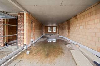<p><span>Nieuwbouwwoning met drie slaapkamers op uiterst centrale doch rustig gelegen perceel te Zonhoven.</span></p><p><span> </span></p><p><span>Ontworpen voor gezinnen en levensgenieters die nét dat tikkeltje meer verwachten. Elke woning heeft haar eigen karakter en indeling, steeds uitgerust met de beste materialen en nieuwste technieken.</span></p><p><span> </span></p><p><span>Belangrijkste troeven:</span></p><p><span>- Centrale en zeer rustige ligging</span></p><p><span>- Kwalitatief afgewerkt</span></p><p><span>- Bewoonbare oppervlakte van 208,91m²</span></p><p><span>- Carport</span></p><p><span>- E-peil 20 met optie tot E10 of E0</span></p><p><span>- Warmtepomp, Zonnepanelen en Ventilatie D</span></p><p><span>- Eigen keuze tot afwerken van woning</span></p><p><span> </span></p><p><span>Bekijk zeker ook de grondplannen met de afmetingen. Zo krijgt u van thuis uit al een perfect beeld van wat deze woning te bieden heeft!</span></p><p><span> </span></p><p><span>Wenst u meer info of een vrijblijvende afspraak, contacteer dan ons kantoor op het nummer 011 85 15 15 en wij helpen u graag verder.</span></p>