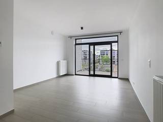 Dit appartement biedt een aangename woonervaring dankzij de ruime inkomhal, een lichtrijke woonkamer met open en volledig ingerichte keuken, twee comfortabele slaapkamers en een moderne badkamer met inloopdouche. Daarnaast is er een apart toilet, een praktische berging, en twee gezellige terrassen waar u heerlijk kunt ontspannen.Extra troeven zijn de aparte kelderberging en een handige autostaanplaats. Bovendien beschikt het gebouw over een fietsenstalling en geniet u van een autoluwe omgeving, ideaal gelegen in het rustige centrum van Kruibeke. De bereikbaarheid is uitstekend, met vlotte verbindingen naar omliggende gemeenten zoals Burcht, Zwijndrecht, Bazel en Rupelmonde. Antwerpen is bovendien eenvoudig te bereiken via de waterbus.De maandelijkse vaste kosten bedragen slechts 60,00 euro, en het appartement is beschikbaar vanaf 15/06/2026.Om een bezoek te brengen vragen wij vooraf uw huurprofiel aan te maken als volgt: ga naar het pand op onze website: www.dewaele.com. Bij het pand ziet u een rode knop "bezoek aanvragen". Als u daar klikt, kan u het huurprofiel aanvullen.Perfect voor wie op zoek is naar een rustige, maar goed bereikbare woonst met veel lichtinval en comfort.