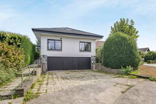 Immo Pické biedt U deze uitzonderlijke en volledig vernieuwde villa aan gelegen in een doodlopende straat maar toch gelegen in de onmiddellijke omgeving van scholen, winkels, openbaar vervoer en de belangrijkste verbindingswegen.<br />Deze villa is volledig vernieuwd in 2021 en afgewerkt met hoogwaardige materialen en beschikt over alle luxe en hedendaags comfort.<br /><br />We betreden deze villa via een imposante en lichtrijke inkomhal afgewerkt met een designtrap die uitgeeft op een zeer ruime woonkamer met volledig ingerichte keuken (72m²) dat perfect in verbinding staat met een ruim terras met zicht op de prachtige aangelegde tuin.<br />Daarnaast vinden we op de gelijkvloerse verdieping over 2 ruime slaapkamers (beide met eigen badkamer/douchekamer), een gastentoilet en een wasplaats/berging.<br /><br />De zolderverdieping (91m²) is ingericht als masterbedroom opgedeeld in een ruime slaapkamer, een dressingsruimte en een prachtige badkamer met inloopdouche, ligbad en sanitaire voorzieningen.<br /><br />De ondergrondse verdieping beschikt over een ruim bewoonbaar gedeelte dat via grote raampartijen uitgeeft op de privatieve tuin. Het bewoonbaar gedeelte beschikt over een gezellige hal met uitgeruste bar, een verder af te werken ruime slaapkamer, een toilet en een volledig uitgeruste homecinemazaal (mogelijkheid om volledige uitrusting en electronicasysteem over te nemen). Daarnaast vinden we op deze verdieping nog een berging, een af te werken badkamer en een zeer ruime dubbele garage. <br /><br />Deze villa is gelegen op een prachtig perceel van 9a 46ca en beschikt over een volledige omheinde tuin en verschillende open autostaanplaatsen voor de woning.<br />Bijkomende informatie: volledig vernieuwd dak, vernieuwde ramen, elektrische installatie met domotica, nieuwe leidingen, nieuwe badkamers, nieuwe keuken, EPC C (keuring voor de nieuwe ramen en nieuw geïsoleerd dak), centrale verwarming op gas, alarmsysteem aanwezig,....<br /><br />Vrij drie maanden na akte