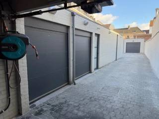 Dit pand biedt potentieel voor herontwikkeling tot een eengezinswoning mits het verkrijgen van de nodige vergunningen al dan niet met behoud van de bestaande garages achteraan. Unieke bovengrondse site van 313 m² in het hart van Heist-aan-Zee, nabij het Heldenplein, het strand en de kusttramhalte. Deze voormalige bakkerij bestaat uit twee percelen (240 m² en 73 m²).<br /><br />De site omvat twee ruime garageboxen van telkens meer dan 20 m², drie bergingen en een magazijn van circa 50 m². Daarnaast biedt het aparte perceel, optioneel bijkomend te koop, plaats aan vier staanplaatsen en is het momenteel ingericht als zonnige buitenruimte met zwemspa, buitendouche, buitenkeuken en omkleedruimte. (bijkomende info op aanvraag).<br /><br />De site is toegankelijk via een sectionaalpoort en alle ruimtes zijn degelijk afgewerkt, voorzien van automatische verlichting en deels uitgerust met maatkasten. Het dak van het magazijn werd recent vernieuwd en de volledige site werd professioneel geschilderd. Bovendien zijn er 36 zonnepanelen aanwezig.<br /><br />Het pand biedt potentieel voor herontwikkeling tot een eengezinswoning mits het verkrijgen van de nodige vergunningen.