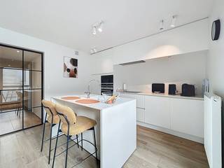Ce magnifique appartement est situé au cœur de Courtrai, près de la Grote Markt et est équipé de luminaires et d'une panne d'électricité. Disposition :- Entrée avec toilettes invités - cuisine avec îlot de cuisson (un évier et demi, lave-vaisselle, micro-ondes, four, plaque vitrocéramique et réfrigérateur)- espace de vie lumineux- débarras avec évier et raccordement pour machine à laver - salle de bain avec double vasque et douche à l'italienne- 1 chambre avec télévision et connexion Internet - vinaigrette- terrasse spacieuse Dans l'ensemble : - disponible à partir du 01/06/2026- frais généraux 50 euros/mois- box de garage et rangement au sous-sol inclus !- abri à vélos commun- climatisation Intéressé ? Demandez une visite rapide sur www.dewaele.com !
