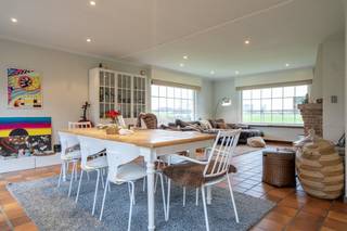 INDELING: Gelijkvloers: - inkomhal met gastentoilet- leefruimte met open zicht en houthaard- aparte keuken met toegang tot de aangename tuin-...