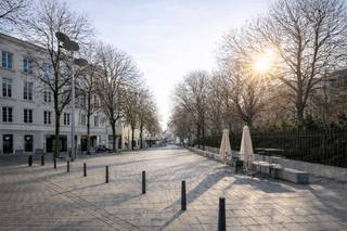 Bekijk alvast het grondplan, gunstig EPC en conforme elektrische keuring via de Wellimmo-site<br /><br />Recht tegenover de Koninklijke Academie voor Schone Kunsten bevindt zich dit recente gelijkvloers appartement van ca. 92 m² + terras, gelegen in Residentie Academie — een prestigieus woonproject dat perfect aansluit bij de ziel van de stad. Hier komen kunst, architectuur en stadsleven samen, terwijl je thuis geniet van rust, ruimte en groen, midden in het historische centrum. Een unieke combinatie die zelden wordt aangeboden.<br /><br />De leefruimte sluit naadloos aan op het privatief terras, dat overgaat in een prachtig aangelegde gemeenschappelijke binnentuin — een absolute meerwaarde op deze locatie.<br />De keuken is volledig uitgerust en praktisch geïntegreerd aan de leefruimte op parketvloer.<br />Het appartement beschikt over twee slaapkamers, aangevuld met een aparte dressing die ook perfect kan dienen als bureau of werkruimte. Eén van de slaapkamers grenst aan een groene patio, wat zorgt voor een bijzonder aangename sfeer.<br />Verder zijn er een badkamer met ligbad en douche, een afzonderlijk toilet en wasplaats en een comfortabele, doordachte indeling met kwalitatieve afwerking.<br /><br />Een privatieve kelderberging is inbegrepen en er is een optionele ondergrondse parkeerplaats (35.000€) beschikbaar aan . Het gebouw is recent en het appartement beschikt over een gunstig EPC en conforme elektriciteit.<br />Momenteel is het appartement verhuurd, wat het pand ook interessant maakt als investering.<br /><br />De maandelijkse kosten bedragen +-150€, inclusief onderhoud en gebruik van de gemeenschappelijke delen en de binnentuin, de syndicus, lift en de blokpolis.<br /><br />Residentie Academie is een ode aan elegant wonen, op een uitzonderlijke locatie in het oude stadshart, op wandelafstand van het Eilandje, musea, horeca, winkels en alle troeven die Antwerpen zo aantrekkelijk maken.<br /><br />Voor meer info of een bezichtiging: 03/225 00 68 of info@wellimmo.net