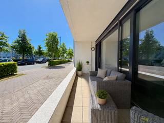 RUIM EN INSTAPKLAAR GELIJKVLOERS APPARTEMENT met 3 VOLWAARDIGE SLAAPKAMERS, gelegen op een TOPLIGGING aan de Schelde in het CENTRUM van Oudenaarde. Dit appartement combineert een HOOGWAARDIGE AFWERKING, een UITZONDERLIJKE WOONOPPERVLAKTE van ca. 167 m² en een UNIEK ZICHT op het water, wat zorgt voor een EXCLUSIEVE WOONERVARING. De woning werd afgewerkt met DUURZAME MATERIALEN en KWALITATIEF MAATWERK, waaronder verschillende INGEMAAKTE KASTEN, wat resulteert in een STIJLVOLLE én PRAKTISCHE WOONBELEVING. Dankzij de RUIME LEEFRUIMTES en GROTE RAAMPARTIJEN geniet u bovendien van een overvloed aan NATUURLIJKE LICHTINVAL. EXTRA TROEVEN zijn de aanwezigheid van 2 ONDERGRONDSE AUTOSTAANPLAATSEN, verplicht aan te kopen bovenop de vraagprijs en het gunstige EPC-LABEL B, wat bijdraagt aan een ZORGELOZE WOONERVARING.<br />De indeling gaat als volgt: via de inkomhal betreedt u de ruime lichtrijke leefruimte met aansluitend de volledig ingerichte keuken. Vanuit de leefruimte heeft u toegang tot 2 ruime terrassen, waar u in alle rust kan genieten van het prachtige zicht op de Schelde. Verder beschikt het appartement over 3 volwaardige slaapkamers en 2 ingerichte badkamers, wat zorgt voor optimaal comfort voor gezinnen of wie graag ruim woont.<br /><br />Adres: Adriaan Brouwerstraat 13 bus 101 te Oudenaarde<br /><br />EPC: 115kWh/m², G-score en P-score A, Geen renovatieverplichting van toepassing, Bestuursmaatregelen in het maatregelenregister: Nee