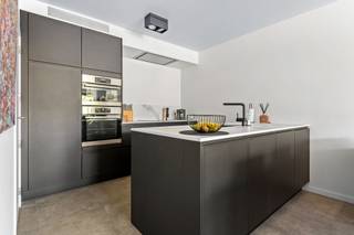 Centraal wonen is fijn. Maar nog fijner als je eenmaal thuis nauwelijks merkt dat je zo centraal woont.<br /><br />Dit recente appartement ligt in het hart van Mariaburg, maar bevindt zich aan de rustige achterzijde van het gebouw. Binnen geniet je van veel licht en een aangename indeling, buiten van een ruim terras van ca. 13 m² met zicht op groen. Een fijne plek voor een koffie in de ochtend of om na een drukke dag nog even buiten te zitten.<br /><br />Het appartement werd opgeleverd in 2021 en beschikt over twee slaapkamers en een badkamer. Dankzij de vloerverwarming, zonnepanelen en een EPC-score van slechts 64 kWh/m² woon je hier bovendien bijzonder energiezuinig en comfortabel.<br /><br />Ook praktisch zit het goed. Een ondergrondse autostaanplaats met aansluitende private berging is inbegrepen in de verkoopprijs. Wie graag over een tweede parkeerplaats beschikt, kan optioneel nog een bovengrondse staanplaats aankopen.<br /><br />En dan is er natuurlijk Mariaburg zelf. Winkels en dagelijkse voorzieningen liggen op wandelafstand, net als het openbaar vervoer met zowel bus als trein. Tegelijk sta je zo in het groen voor een wandeling in de omliggende bossen en parken. Ook Antwerpen en de belangrijkste invalswegen zijn vlot bereikbaar.<br /><br />Door de combinatie van twee slaapkamers, een recente bouw, lage energiekosten en een centrale ligging is dit een appartement dat zowel voor eigen bewoning als investering interessant kan zijn.<br /><br />Recent, energiezuinig en alles dichtbij. Maar zodra je thuis bent, vooral heerlijk rustig.<br /><br />Kom gerust eens kijken.