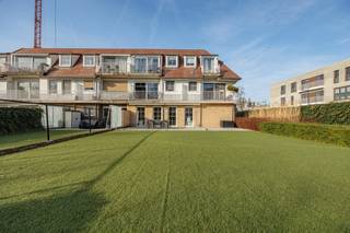 Op onze website www.reds.be kan u het grondplan, het EPC, alle foto's en de volledige beschrijving terugvinden. <br /><br />Kantoorruimte op top locatie in Kontich, op 5 minuten rijden van de oprit E19 Brussel - Antwerpen. <br /><br />In de huurprijs van 1250 euro/maand zitten ondergrondse 2 autostaanplaatsen inbegrepen. De maandelijkse kost is +- 130 euro. Het kantoor is momenteel ingericht en beveiligd als bankkantoor wat een soortgelijke activiteit ideaal maakt. Het kantoor heeft een onthaal, 3 kantoorkamers, een keuken, een toilet en een berging. Daarnaast heeft u het private genot van de tuin achteraan. Onroerende voorheffing door de huurder te betalen. <br /><br />Bent u benieuwd en wenst u graag eens te komen kijken? Voor meer info of een bezoek ter plaatse kan u contact opnemen met Jakob via jakob@reds.be of op 0483 488 249