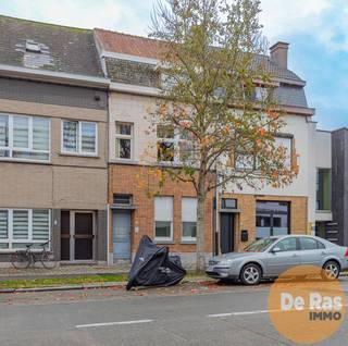 AALST - OPBRENGSTEIGENDOM MET 3 STUDIO'S<br /><br />Deze eigendom ligt zeer centraal nabij openbaar vervoer, winkels, scholen, ASZ en op 10 min stappen van de Grote Markt.<br />Het gebouw is opgedeeld in drie studio's die allen verhuurd zijn en zorgen voor een mooi rendement (+10%).<br /><br />Op het gelijkvloers een studio met keuken, leefruimte, sas, slaapkamer en badkamer met douche en toilet. Aansluitend nog een berging toegankelijk via de koer.<br />Op het eerste verdiep een studio met leefruimte en open keuken, aparte slaapkamer met douche, toilet en lavabo.<br />De derde studio op de dakverdieping bestaat uit een inkom, keuken met leefruimte, slaapkamer met douche en toilet.<br /><br />De woning heeft nood aan renovatiewerken.<br /><br />Ideaal als investering. Kom je graag een kijkje nemen? Bel 053/60.65.60
