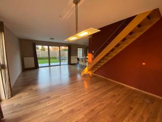 Deze comfortabele woning is gelegen in Sint-Jozef-Olen en is uitgerust met 18 zonnepanelen.<br /><br />We betreden de woning van de ruime inkomhal waar een vestiaire is voorzien en waar zich ook het gastentoilet bevindt.<br />Via een glazen deur komen we in de woonkamer met open keuken die beiden uitkijken op het terras en de gezellige tuin met extra zithoek en tuinhuis. <br /><br />De keuken biedt veel opbergmogelijkheden en is uitgerust met een combi-oven, een keramische kookplaat, een spoelbak en een dampkap.<br />Een koele berging sluit perfect aan bij de keuken en geeft van hieruit ook toegang tot de inpandige garage. <br />De wasmachine, de droogkast kunnen geïnstalleerd worden in speciaal daarvoor voorziene wasruimte.<br /><br />De bovenverdieping bereiken we via een mooie houten trap vanuit de woonkamer.<br />Hier bevinden zich de drie ruime slaapkamers waarvan de masterbedroom is uitgerust met een aparte dressingruimte.<br />De badkamer is puur genieten door de aanwezigheid van een bad, een inloopdouche, een groot badkamermeubel met spiegel en een toilet.<br /><br />Heb je nog opbergruimte te weinig, dan kan je ook de zolder nog benutten voor het opbergen van al jouw spullen. Deze is makkelijke bereikbaar via een vast trap.<br /><br />Kortom, deze woning is ideaal voor wie op zoek is naar comfort, ruimte en een onderhoudsvriendelijke tuin.<br /><br />De woning is beschikbaar vanaf 01/05/26<br /><br />De troeven:<br /><br />- Zonnepanelen<br />- Twee toiletten<br />- Rolluiken op de masterbedroom en de zuidkant van de woonkamer<br />- Gordijnen en vliegenramen geïnstalleerd<br />- Verlichting aanwezig<br />- Inpandige garage<br />- Tuinhuis<br /><br /> Heb je interesse? klik op de gele balk 'IK WENS EEN BEZOEK'.