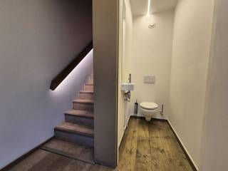Deze prachtige, hedendaagse woning werd gebouwd in 2015 en combineert moderne architectuur, hoogwaardig comfort en uitstekende energieprestaties (EPC label A).<br />De woning kenmerkt zich door haar strakke vormgeving, kwalitatieve afwerking en aangename lichtinval. <br /><br />Bij het betreden van de woning komt u in een inkomhal die toegang geeft tot de lichtrijke leefruimte met een moderne, open uitstraling en open keuken. De woning werd zeer smaakvol en tijdloos afgewerkt met duurzame materialen.<br /><br />Op het gelijkvloers bevindt zich bovendien een gastentoilet, een berging en een extra ruimte die perfect kan dienen als bureau, hobbyruimte of vierde slaapkamer.<br />Op de verdieping bevinden zich de nachthall, een tweede toilet, drie volwaardige slaapkamers en een stijlvolle badkamer (uitgerust met zowel een ligbad als een aparte douche).<br /><br />Dankzij de vloerverwarming in combinatie met een energiezuinig geothermisch systeem geniet u van een aangenaam binnenklimaat en bijzonder lage energiekosten. Dit resulteert in een uitstekend EPC label A.<br /><br />Ideaal dus voor wie op zoek is naar een moderne, energiezuinige en comfortabele gezinswoning met een hedendaagse uitstraling.