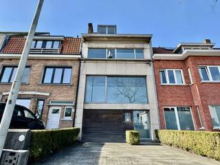 RUIME en MODERNE bel-etagewoning met 4 à 5 slaapkamers, TUIN en DUBBELE GARAGE centraal gelegen, op fietsafstand van centrum Brugge en met een...