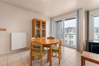 Studio meublé, orienté vers le soleil, avec coin nuit séparé, situé au 5ème étage d'un immeuble récent sur la place de la gare de Blankenberge...