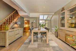Gelegen in het centrum van Knokke vinden we deze authentieke herenwoning met 4 slaapkamers. In 2005 onderging het pand een grondige totaalrenovatie, waarbij de originele elementen zorgvuldig werden bewaard en gecombineerd met hedendaagse technieken. <br /><br />De lichtrijke leefruimtes vormen het kloppend hart van dit vastgoed. Of u nu op zoek bent naar een vaste verblijfplaats of een luxueus tweede verblijf, deze opportuniteit in Knokke is het overwegen waard voor wie houdt van een centrale ligging. U woont hier op een boogscheut van de Lippenslaan en het strand, waardoor alle troeven van Knokke binnen handbereik liggen.<br /><br />Indeling:<br />Gelijkvloers:<br />- inkomhal<br />- eetplaats met leefruimte en toegang tot een stadskoer<br />- geïnstalleerde keuken <br /><br />1ste V:<br />- badkamer met bad, douche en toilet<br />- apart gastentoilet<br />- slaapkamer die nu als dressing is ingericht<br />- slaapkamer 2<br /><br />2de V:<br />- slaapkamer 3 en 4<br /><br />Bent u op zoek naar een ruime woning in het centrum van Knokke als tweede verblijf of vaste bewoning? Deze woning biedt alle opties.<br /><br />Wenst u meer informatie of een bezoek? Contacteer de dossierverantwoordelijke Arne Reubens via +32 472 186 304 of arne.reubens@dewaele.com<br /><br />Bestuursmaatregelen in het maatregelenregister: in aanvraag