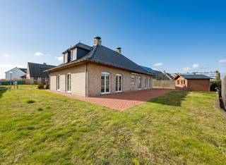 BUNGALOW BIEN ENTRETENU sur un TERRAIN FACILE À ENTRETENIR, situé dans un QUARTIER RÉSIDENTIEL AGRÉABLE à Kruisem, à proximité des commerces, des écoles et des axes routiers importants. Grâce à son label EPC C avantageux et à son AGENCEMENT PRATIQUE, cette maison est la MAISON FAMILIALE IDÉALE pour ceux qui souhaitent vivre CONFORTABLEMENT et SANS SOUCIS. À l'étage, vous avez la possibilité d'AMÉNAGER DES CHAMBRES SUPPLÉMENTAIRES/UNE SALLE DE LOISIRS. En bref, une MAISON PRÊTE À HABITER offrant D'INNOMBRABLES POSSIBILITÉS dans un ENDROIT ATTRAYANT à Kruisem !<br />Depuis le hall d'entrée avec toilettes pour invités, vous accédez à la pièce à vivre extrêmement spacieuse et lumineuse. À côté se trouve la cuisine équipée avec un débarras pratique. Depuis le hall, vous avez accès à la chambre à coucher au rez-de-chaussée, à la salle de bains équipée et au double garage intérieur. À l'étage se trouvent une deuxième et une troisième chambre à coucher, ainsi qu'une pièce polyvalente qui offre de nombreuses possibilités pour créer des chambres à coucher supplémentaires, un bureau ou une salle de loisirs.<br />À l'extérieur, la maison dispose d'une grande allée, d'un jardin facile d'entretien et d'un abri de jardin.<br /><br />Adresse : Michel Dierickxstraat 11 à Kruisem.<br /><br />PEB : 265 kWh/m², score G A et score P C, aucune obligation de rénovation applicable.