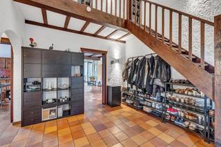 Voor meer info of een bezoek, bel 02 884 23 25: St-Martens-Lennik :Topo-Immo biedt u deze ruime villa op +/- 20a aan. Binnenkomen doe je via de...