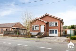 <p>Bent u op zoek naar een woning met ruimte, een rustige ligging en de kans om er helemaal uw eigen thuis van te maken? Dan heeft deze woning precies wat u zoekt.</p>

<p>Achteraan geniet u van een aangename tuin met een mooi uitzicht op het omliggende groen. Daarnaast bevindt de woning zich in een aangename woonomgeving in Leopoldsburg, met een vlotte verbinding naar het centrum, scholen, winkels en openbaar vervoer. Zo combineert u hier de rust van een groene omgeving met het comfort van alle voorzieningen in de nabijheid.</p>

<p><strong>Troeven van deze woning:</strong></p>

<ul><li>Dak vernieuwd + geïsoleerd in 2025</li><li>Badkamer en open keuken ca. 2011 gerenoveerd</li><li>3 slaapkamers</li><li>Veel lichtinval</li><li>Tuin met mooi uitzicht op groen</li><li>Mogelijkheid om naar eigen smaak op te frissen</li><li>Rustige maar gunstig gelegen</li><li>Voorzien van vliegenramen en rolluiken</li><li>Vrijstaande garage en voldoende parkeergelegenheden aan woning</li></ul>

<p>Indeling: zie plannen in bijlagen.</p>

<p>Bent u op zoek naar een woning met ruimte en potentieel op een goede ligging? Dan is dit pand zeker een bezoek waard.</p>