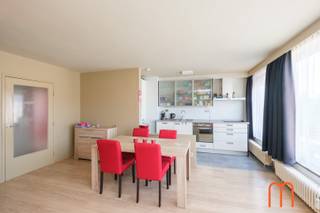 Ben je op zoek naar een <strong>instapklaar appartement te koop aan de kust</strong>? Ontdek dit smaakvol vernieuwde <strong>2-slaapkamerappartement in Mariakerke (Oostende)</strong>, gelegen in de geliefde en rustige wijk op wandelafstand van het strand, winkels en openbaar vervoer.<br />Dit appartement op de <strong>tweede verdieping</strong> van de verzorgde residentie <em>Lindenhof</em> biedt een ideale combinatie van comfort, licht en een bijzonder aangename ligging.<br /><br /><strong><u>Lichtrijke woonkamer &amp; vernieuwde keuken</u></strong><br />Bij het binnenkomen valt meteen de ruime inkomhal op, die toegang biedt tot de gezellige, lichtrijke woonkamer. <strong>Grote raampartijen</strong> zorgen voor een open en luchtig gevoel – perfect om tot rust te komen na een dag aan zee.<br /><br />De recent vernieuwde en praktisch ingerichte keuken sluit naadloos aan op de leefruimte en is voorzien van alle comfort voor dagelijks gebruik.<br /><br /><strong><u>2 rustige slaapkamers &amp; zonnig terras</u></strong><br />Achteraan het appartement bevinden zich <strong>twee mooie slaapkamers</strong>, gelegen aan de stille zijde van het gebouw.<br />Vanuit beide kamers bereik je het zonnige terrasje, waar je in alle privacy kan genieten van de buitenlucht.<br /><br /><strong><u>Comfort &amp; kwaliteit</u></strong><br />De badkamer werd fris en hedendaags ingericht met douche, en er is een afzonderlijk toilet aanwezig. Dankzij de volledige renovatie van het appartement (bouwjaar 1965, maar volledig vernieuwd) geniet je hier van hedendaags wooncomfort, centraal verwarmd op aardgas.<br /><br /><br />De elektrische installatie is positief gekeurd en het gunstige <strong>EPC-score van 175</strong> maakt dit een energiezuinige keuze aan de kust.<br /><br /><strong>Interessante investering – reeds verhuurd met goed rendement</strong><br /><br />Dit appartement is momenteel verhuurd, wat betekent dat je meteen geniet van stabiele huurinkomsten en een sterk rendement.<br />Dankzij de locatie, afwerking en energiezuinigheid blijft dit een bijzonder aantrekkelijke keuze voor investeerders die op zoek zijn naar een veilige en duurzame belegging aan de kust.<br /><br /><br /><strong><u>Belangrijkste kenmerken</u></strong><br />Gegeerde ligging in Mariakerke, nabij strand en winkels<br />75 m² woonoppervlakte + terras<br />2 slaapkamers aan de rustige achterzijde<br />Volledig vernieuwd appartement<br />Momenteel verhuurd – ideaal als investering met goed rendement<br />Positieve elektrische keuring<br />EPC: 175<br />Centrale verwarming op aardgas<br />KI: € 713