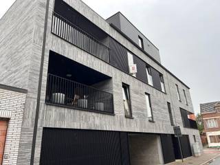 INDIEN U EEN BEZOEK WENST IN TE PLANNEN GELIEVE EEN BEZOEK AAN TE VRAGEN VIA WWW.HILLEWAERE.BE VIA DE RODE KNOP<br /><br />Twee slaapkamer appartement op het 2de verdiep op een TOP-locatie in hartje Mol. Via de inkomhal met gastentoilet is er toegang naar het appartement. Het beschikt over een ruime, woonkamer met open moderne keuken (ingericht met werk-eiland, combi-oven, spoelbak, vaatwasser, dampkap, koelkast en inductiekookplaat).<br />Verder zijn er twee slaapkamers en een moderne badkamer met inloopdouche en dubbele wastafel. Het appartement biedt een aparte berging met voldoende opbergruimte en aansluitingen voor wasmachine en droogkast. <br /><br />Via de grote raampartij in de woonkamer is er toegang naar het ruime, overdekte terras van 11m².<br />Verder biedt het appartement een garage en extra bergruimte gelijkvloers.<br /><br />Bijzonderheden:<br />* Garage gelijkvloers<br />* Energiezuinig BEN appartement<br />* Gemeenschappelijke kosten 75 euro per maand