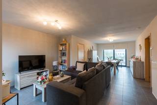 <p>Dit appartement gelegen op de 2de verdieping (bouwjaar 2004) is de ideale woonst voor starters of investeerders. Dankzij het punctueel onderhoud is het appartement instapklaar of kan onmiddellijk verhuurd worden.</p>
<p><strong>Indeling:</strong><br />- Open leefruimte met aansluitend de keuken en eetplaats<br />- Praktische berging met technieken en extra opbergruimte<br />- 2 slaapkamers<br />- Badkamer met bad-douche combinatie en wastafel<br />- Apart toilet<br />- Privatieve autostaanplaats</p>
<p>Kortom: een instap klaar en energiezuinig appartement met alle comfort, ideaal voor wie op zoek is naar een nieuwe thuis of een langetermijninvestering.</p>
<p>Heeft u interesse in dit appartement? Wacht niet te lang en contacteer ons op<span> </span>013 66 62 08<span> </span>voor meer informatie.</p>