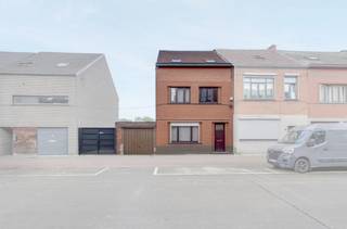 Halfopen gezinswoning met bijgebouwen 65m² en 85m², zonnepanelen en eigen inrit – instapklaar en energiezuinig!Op zoek naar ruimte, comfort én...