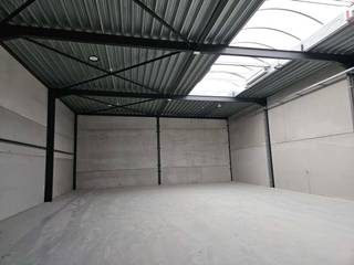 <p>Op zoek naar een vlot bereikbare bedrijfsruimte met groeipotentieel? Dit <strong>KMO pand van 337,60 m²</strong> bevindt zich in <strong>Business Park Aero</strong>, een recent en actief bedrijvenpark vlak bij de luchthaven van Charleroi.</p><p>De omgeving is volledig ingericht en meerdere ondernemingen zijn hier al operationeel. Dat zorgt voor een professionele setting waar ondernemen vanzelfsprekend wordt. De unit is modulair opgebouwd en kan eenvoudig aangepast worden aan de noden van je activiteit.</p><h3>Wat mag je verwachten?</h3><ul><li><p>337,60 m² functionele bedrijfsruimte</p></li><li><p>privatieve parkeerplaatsen</p></li><li><p>aparte inkom</p></li><li><p>mogelijkheid tot mezzanine</p></li><li><p>flexibele indeling met multifunctioneel gebruik</p></li></ul><p>Deze KMO unit is geschikt voor uiteenlopende activiteiten zoals opslag, werkplaats, atelier, magazijn of kantoorruimte. Indien gewenst kunnen units gecombineerd worden.</p><h3>Centrale ligging</h3><ul><li><p>snelle verbinding met E420 en N568</p></li><li><p>vlak bij de luchthaven van Charleroi</p></li><li><p>15 minuten van centrum Charleroi</p></li><li><p>vlotte bereikbaarheid richting Nijvel en La Louvière</p></li></ul><p>In de nabije omgeving vind je supermarkten, horecazaken, banken en tankstations.</p><p><strong>Adres:</strong> Rue de Bordeaux, 6040 Charleroi</p><p>Meer weten of een bezoek plannen?<br />Bel <strong>+32 472 89 60 18</strong>.</p>