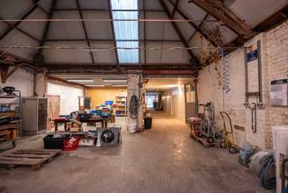 Bent u op zoek naar een bijzondere eigendom met tal van mogelijkheden? Dan is dit atelier en instapklaar appartement beslist een bezoek waard !Op het...