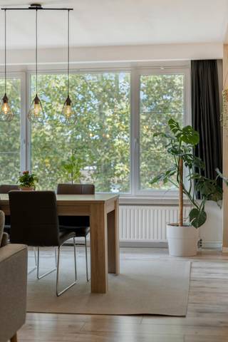 Indeling:<br /><br />Verdieping 2 (bereikbaar met de trap):<br />- leefruimte<br />- volledig uitgeruste open keuken<br />- apart toilet<br />- slaapkamer 1 (7,20 m²)<br />- badkamer voorzien van een inloopdouche, lavabo en aansluitingen voor een wasmachine (4,50 m²)<br />- slaapkamer 2 (9,50 m²)<br />- terras (3 m²| bereikbaar vanuit slaapkamer 2)<br />- slaapkamer 3 (13,50 m²)<br /><br />Verdieping -1:<br />- privatieve kelderberging (4 m²)<br /><br />Bijzonderheden:<br />- prachtig appartement met 3 slaapkamers<br />- gunstige EPC-score en conforme elektriciteit<br />- keuken werd vernieuwd in 2022<br />- ramen werden vernieuwd in 2020<br />- dak, dakgoten en terrassen van het gebouw werden vernieuwd<br />- gunstig gelegen nabij winkels, supermarkten, horeca, scholen en openbaar vervoer, met een vlotte verbinding naar Antwerpen, Wilrijk en de Hobokense Polder op korte afstand<br /><br />Bent u geïnteresseerd in dit appartement te koop in Hoboken? Aarzel dan niet om contact met ons op te nemen via janice.racaj@dewaele.com of op 03 206 76 73.<br />Wenst u uw eigendom ook te koop of te huur te stellen? We helpen u graag verder.<br />Steeds tot uw dienst om u verder te helpen met al uw vragen over vastgoed!<br /><br />Bestuursmaatregelen in het maatregelenregister: nee
