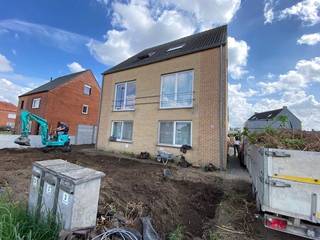 <strong>Duplex appartement met terras en carport.</strong><br /><br />In een rustige en aangename omgeving te Begijnendijk bevindt zich dit <strong>duplex appartement</strong>, ideaal voor comfortabel en praktisch wonen.<br /><br />Het appartement beschikt over een<strong> inkomhal, een lichtrijke leefruimte met open keuken, een badkamer, twee slaapkamers, een zolderberging </strong>en een aangenaam <strong>terras </strong>dat rechtstreeks aansluit op het appartement.<br /><br />Verder is er een <strong>carport met fietsenberging</strong> inbegrepen, wat zorgt voor extra comfort en veilige opbergruimte.<br /><br /><strong>Beschikbaar vanaf 1 juli 2026.</strong><br /><br /><strong>Interesse in een bezoek of meer informatie?</strong><br />Neem gerust contact met ons op:<br />📞 0473/33 33 33<br />✉️ philip@wijns.be<br /> 