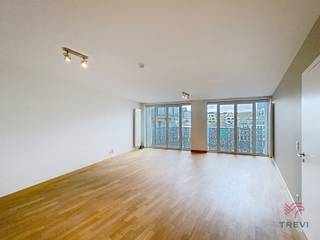 BRUSSEL – In het centrum van Brussel, op een steenworp afstand van het De Brouckèreplein en alle voorzieningen, in een recent gebouw, ongemeubileerd appartement van 113m² woonoppervlakte op de 5e verdieping bestaande uit een inkomhal met apart toilet, een woonkamer van circa 31m² met volledig uitgeruste open keuken (koelkast/vriezer, oven, kookplaten, afzuigkap, vaatwasser) met een wasruimte, nachthal met apart toilet, slaapkamer van circa 16,5m², slaapkamer van circa 14m², badkamer (bad, douche, dubbele wastafel) en een kelder. Voorschot op lasten van 260€/maand (warm water, verwarming, gemeenschappelijke delen). EPC C. Beschikbaar. Afmetingen worden louter ter informatie gegeven.