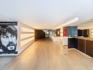 Kantoor van ca. 300 m² te huur op centrale ligging met visibiliteit in Torhout.Indeling van het pand:- open ruimte - aparte keuken - bureel-...