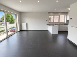 BEZOEKMOMENT: maandag 21 september van 16 uur tot 18 uur. Mits het maken van een afspraak via 09 395 05 40 of verkoop@concept-home.be. <br /><br />Dit modern, energiezuinig appartement gelegen op de eerste verdieping beschikt over een bewoonbare oppervlakte van 89 m². Het appartement situeert zich nabij het centrum van Evergem waardoor verschillende commerciële handelszaken vlakbij het appartement terug te vinden zijn. Daarnaast is er een uitstekende verbinding met de R4.<br /><br />De indeling van het appartement ziet er als volgt uit: inkomhal met vestiaire, bezoekerstoilet, ruime woonkamer met volledig ingerichte keuken voorzien van alle toestellen, functionele berging, twee volwaardige slaapkamers en badkamer met badkamermeubel, dubbele lavabo en inloopdouche. Bijkomend beschikt het pand over een zon georiënteerd terras, een privatieve garagebox én parkeerplaats.<br /><br />Rewegwaterrecuperatie voor toilet + buitenkraan (wassen auto)<br /><br />Hoogwaardige afwerking + meteen instapklaar<br /><br />TROEVEN: energiezuinig / ligging / privatieve garagebox én parkeerplaats / geluidsarm, dubbel geïsoleerd zowel horizontaal als verticaal<br /><br />Huurprijs: 935,00 euro + 60,00 euro gemeenschappelijke kosten<br /><br />Heeft u graag meer informatie of een bezoek gepland? Aarzel dan niet om ons te contacteren op 09 395 05 40 of verhuur@concept-home.be