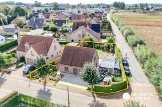 In de Pastoriestraat 33 in Oudenburg staat een vrijstaande woning die haar jaren met de nodige charme draagt. Geen doorsnee nieuwbouwverhaal, maar een woning met karakter, ruimte en een landelijke setting. Vanuit de woning kijkt u uit over een open landschap, terwijl de ruime en lichtrijke living zorgt voor een aangename leefomgeving. Met drie slaapkamers, een ruime zolder en heel wat bergruimte is er bovendien plaats genoeg voor het dagelijkse leven én alles wat daar stilletjes bij komt kijken.<br /><br />Ruimte zit hier niet alleen in de vierkante meters<br /><br />De woning is praktisch opgevat en biedt meer opbergruimte dan u op het eerste gezicht zou verwachten. Zowel binnen als in de tuin is er voldoende plaats om spullen, materiaal en hobby’s een eigen stek te geven. De ruime zolder vormt daarbij een extra troef: een ideale plek voor stockage. De vrijstaande ligging geeft bovendien een gevoel van ademruimte dat vandaag niet vanzelfsprekend is. Hier krijgt u geen woning die zich opdringt, maar eentje die mogelijkheden laat.<br /><br />Jaren op de teller, maar geruststellend op papier<br /><br />Hoewel deze woning duidelijk al wat levenservaring heeft, komt ze verrassend sterk uit de energetische en veiligheidscontrole. Met een EPC-label B is de woning energetisch uitstekend gewaardeerd voor haar leeftijd. Ook op het vlak van asbest is er duidelijkheid: de woning is asbestveilig. Dat maakt het verhaal bijzonder interessant voor wie op zoek is naar de charme en degelijkheid van een oudere woning, zonder daarbij blind in een onzeker avontuur te stappen. Een landelijke thuis met karakter, uitzicht en ruimte — maar tegelijk met enkele belangrijke geruststellingen op zak.