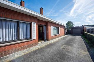 Deze charmante halfopen gelijkvloerse woning verwelkomt u via de inkomhal met apart gastentoilet.De gezellige en lichtrijke woonkamer vormt het hart...