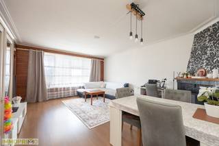 In een van de meest geliefde buurten van Deurne, vind je dit ruime appartement terug op de derde verdieping van een kleinschalig gebouw.<br /><br />Bij het betreden van het appartement kom je binnen in een ruime inkomhal die toegang geeft tot de verschillende vertrekken. Aan de linkerzijde bevindt zich een zeer lichtrijke en ruime woonkamer, met aansluitend een eerste slaapkamer – ideaal als kinderkamer, bureau of logeerkamer.<br /><br />Aan de rechterzijde van de hal tref je de grote masterbedroom aan, die verbonden is met een derde slaapkamer. Deze kan perfect dienst doen als dressing, hobbykamer of extra slaapruimte.<br /><br />De badkamer is uitgerust met een ligbad, lavabo met meubel en een toilet. Daarnaast is er een ruime opbergruimte in de inkomhal aanwezig.<br /><br />De aparte keuken werd recent voorzien van een nieuwe vloer en beschikt over veel kastruimte. Aansluitend aan de keuken bevindt zich een gezellig, overdekt terras – ideaal om van een kop koffie te genieten, ongeacht het weer.<br /><br />Tot slot beschikt het appartement over een ruime berging op de gelijkvloerse verdieping, wat zorgt voor extra opslagcomfort.<br /><br /><u><strong>Troeven:</strong></u><br />* Gelegen op toplocatie in Deurne, vlak bij het Boekenbergpark<br />* 3 volwaardige slaapkamers<br />* Lichtrijke leefruimte<br />* Overdekt terras<br />* Ruime berging<br />* Recent vernieuwde vloer in de keuken<br />* Kleinschalig gebouw met lage gemeenschappelijke kosten, deze bedragen 70,00 euro per maand als voorschot op de brandverzekering, de elektriciteit van de gemene delen en eventuele kleine onkosten in het gebouw. <br /><br />Dit appartement is perfect voor wie op zoek is naar ruimte, licht en een centrale ligging.<br /><br />Interesse? Contacteer ons voor een bezoek! Momenteel is het appartement verhuurd. 