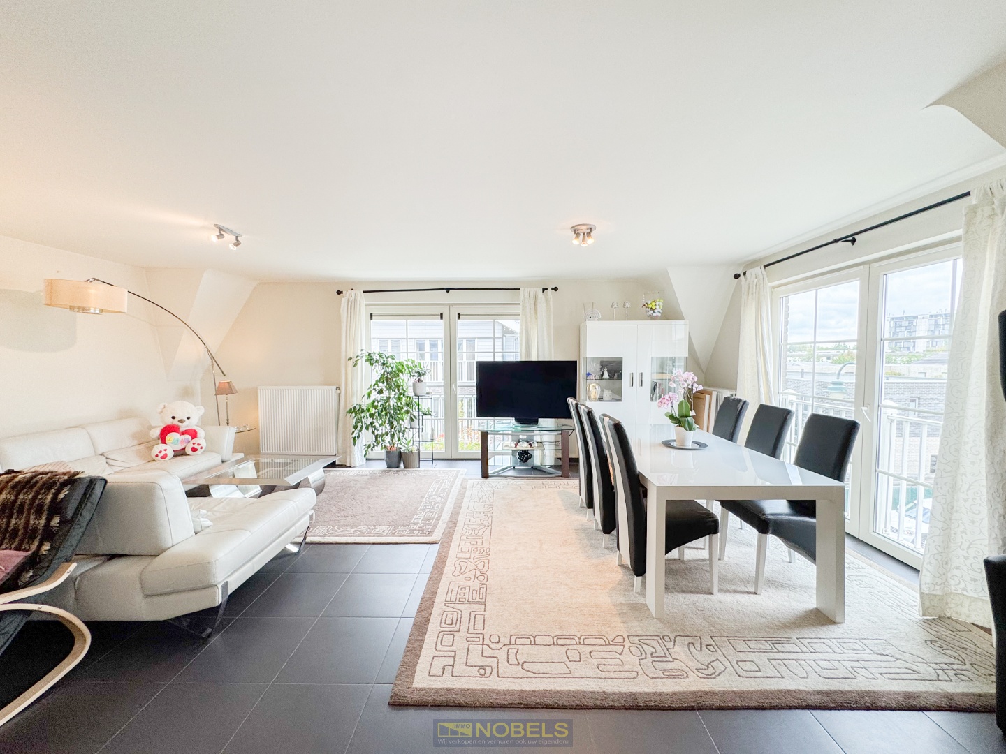 Te koop, energiezuinig 2-slaapkamer appartement met en 2 balkons te Waregem! - photo 1